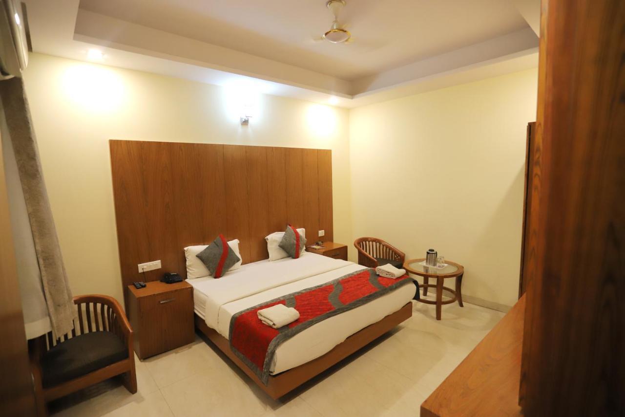 Hotel Aries นิวเดลี ภายนอก รูปภาพ